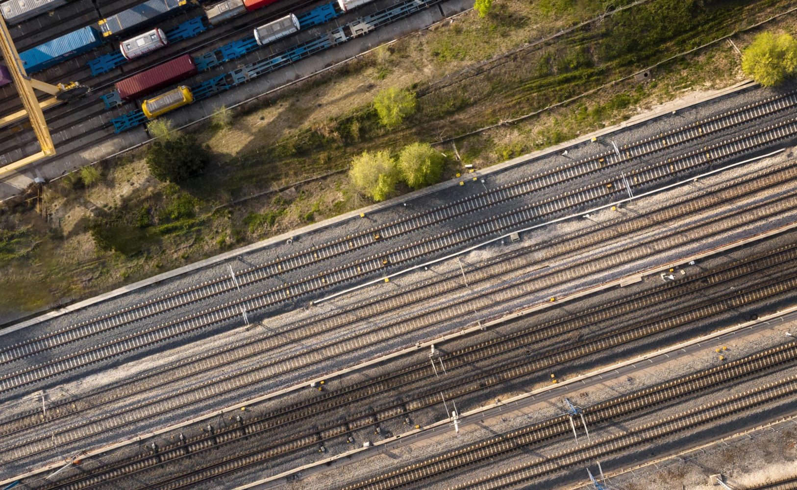 vue-dessus-conteneurs-chemins-fer